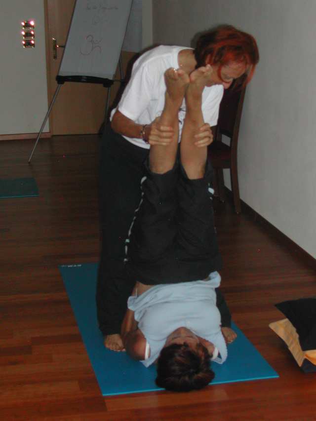 Hilfestellung beim Schulterstand, Yogawoche in Dorf Tirol