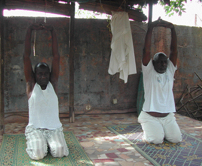Retraités au Mali en postures de yoga